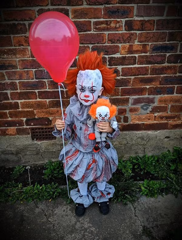 Một bà mẹ người Anh đã hóa trang cho con trai mình thành nhân vật Pennywise trong bộ phim kinh dị IT.