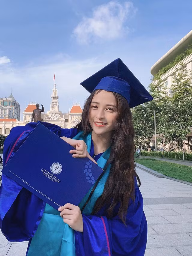 Bên cạnh thời gian học tập, cô nàng cũng rất chủ động tham gia các hoạt động ngoại khóa đồng thời cũng tranh thủ thời gian chụp ảnh, quay clip.