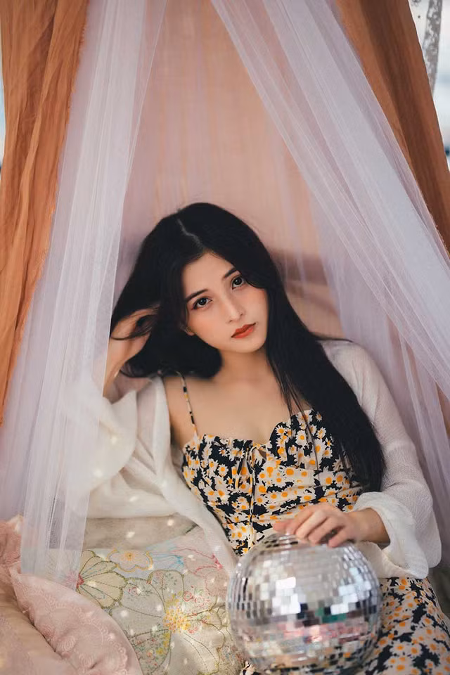 Ngoại hình của nàng hot girl còn được rất nhiều người so sánh với Nancy (thành viên nổi tiếng xinh đẹp của nhóm nhạc Momoland). Thậm chí, có người còn gọi cô là Nancy phiên bản Việt, hay bản sao của Nancy.