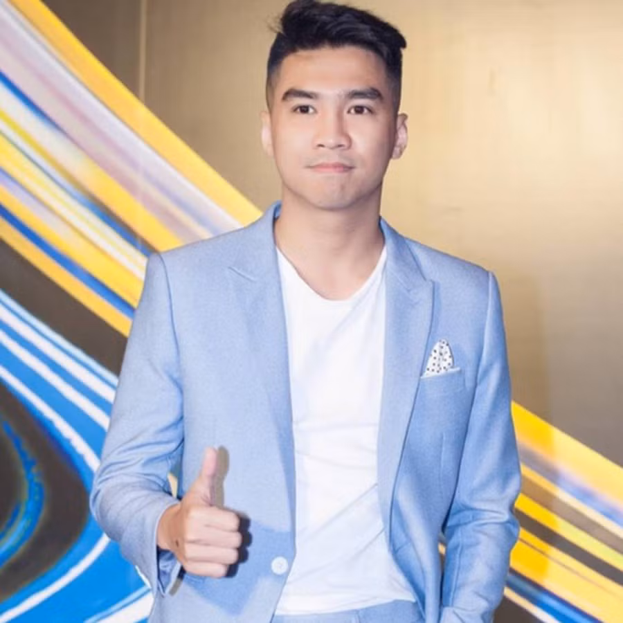 Tới câu: ''Justatee tên thật là gì?'', Pew Pew tiếp tục biểu cảm thái quá khi hét lên: ''Ôi, trời ơi tại sao, tại sao lại… Em có Facebook của anh ấy…'', nhưng sau đó vẫn không trả lời được.