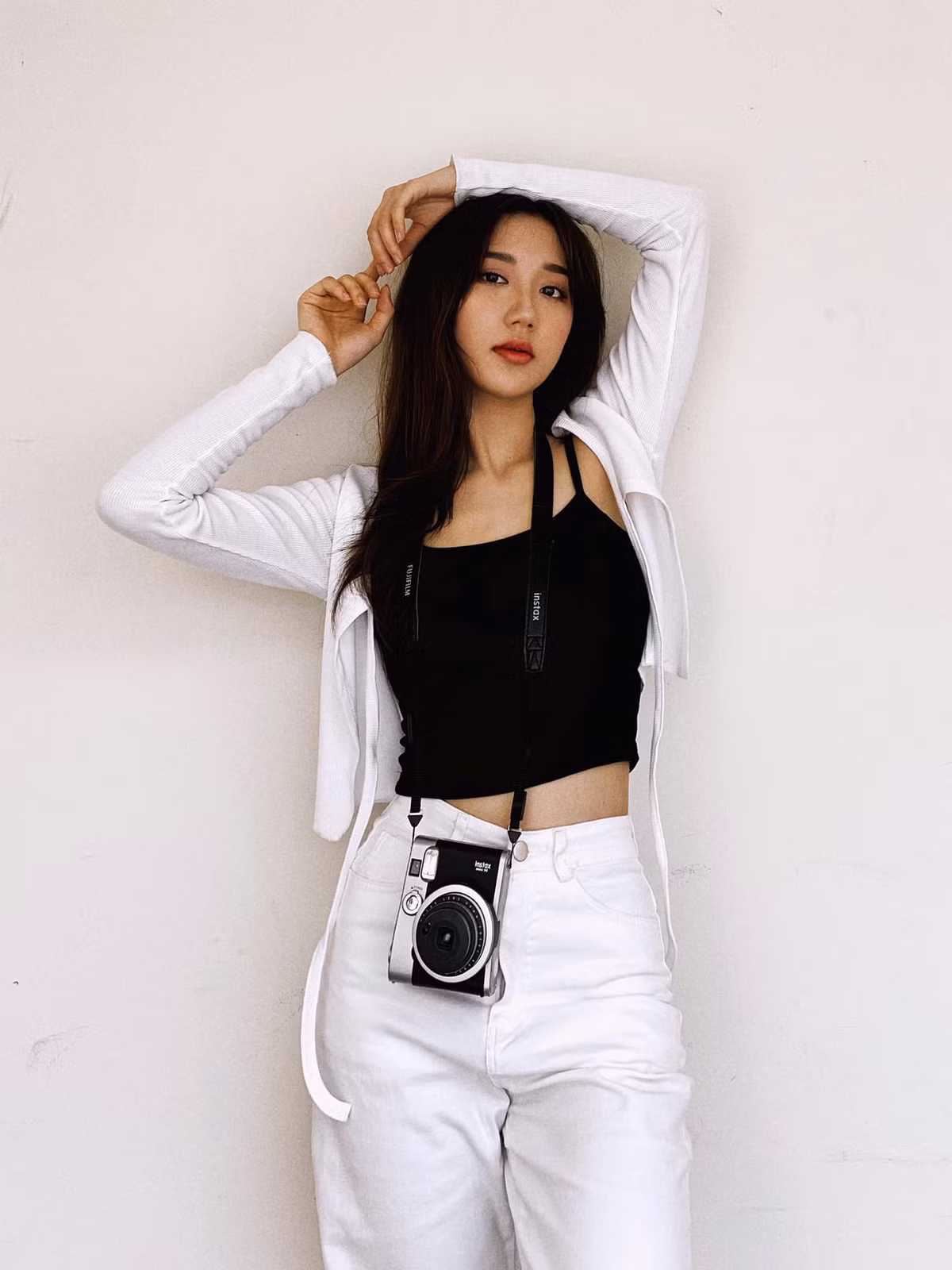 Vẻ ngoài của Mina được so sánh với hot girl Hàn Quốc, nhất là ở đôi mắt to cùng gương mặt nhỏ nhắn.