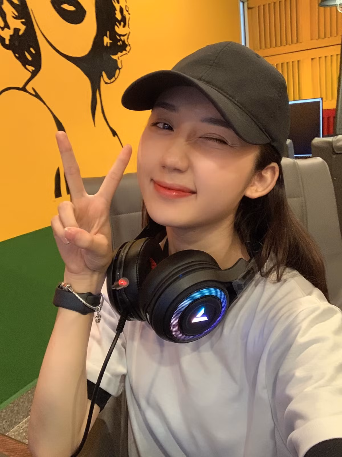 Cô nàng còn được đông đảo khán giả biết đến qua những clip cover nhạc với giọng hát trong trẻo, luyến láy chuyên nghiệp.