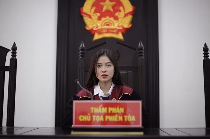 Dan nu sinh nganh Luat “tai sac ven toan” noi tieng tren MXH