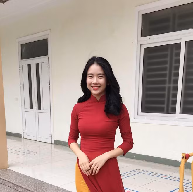 Thùy Linh (sinh năm 1997) gây “bão mạng” với clip hát tỏ tình ngọt ngào lan truyền trên mạng vào năm 2018. Cô nàng là giáo viên dạy Tiểu học tại trường Blue Sky Academy (thành phố Vinh, Nghệ An).