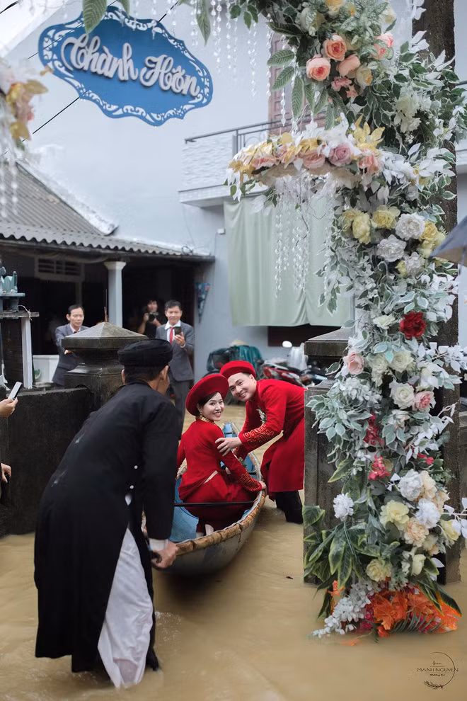 Mới đây, khi dịch bệnh được kiểm soát, Ngọc Hà - Đăng Nguyên và gia đình hai bên lại tất bật lên kế hoạch, chuẩn bị mọi thứ tươm tất cho ngày trọng đại thì bất ngờ gặp mưa lũ.