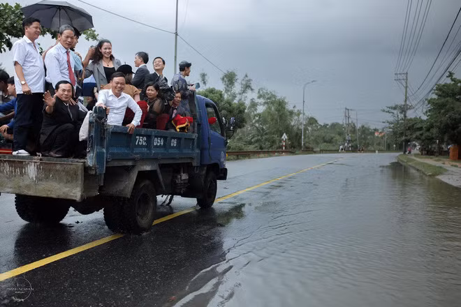Nhà trai phải đi xe ben gầm cao để tới nhà gái.