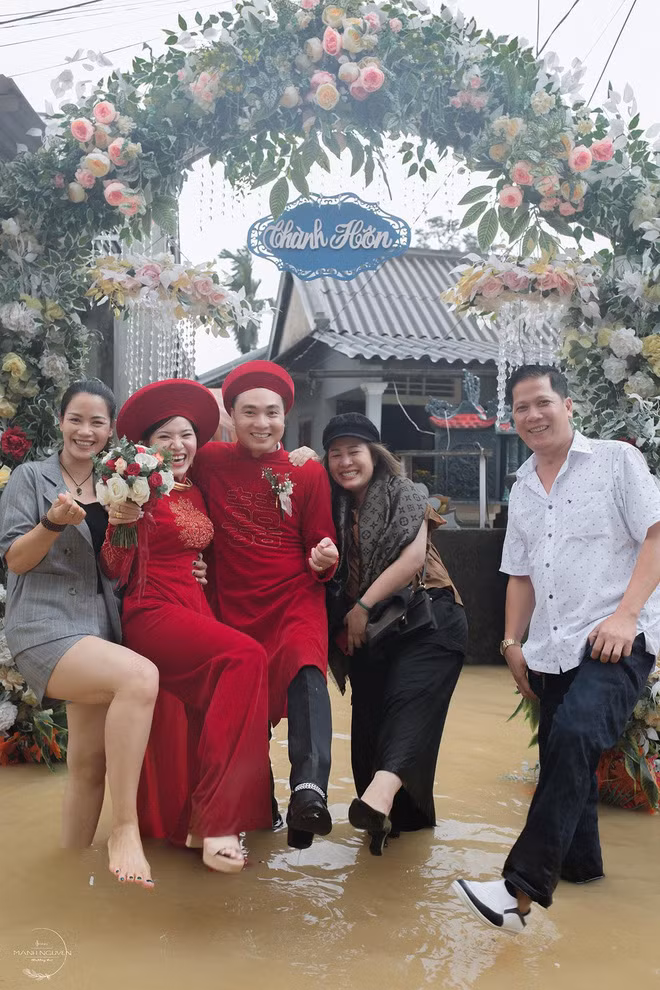 Dù vất vả, khó khăn nhưng đối với cô dâu Ngọc Hà và chú rể Đăng Nguyên họ cảm thấy may mắn và hạnh phúc khi người thân, bạn bè đều có mặt đầy đủ, tham dự lễ cưới của họ.