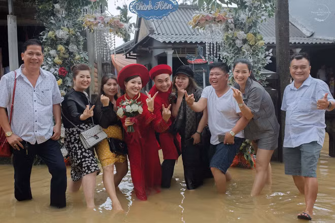 Không thể kể hết nỗi vất vả của lễ rước dâu giữa mùa lũ lụt. Nước lũ lên cao, phía trên vẫn là các bàn tiệc. Cô dâu vén tài áo dài, lội bập bõm trong dòng nước lũ.