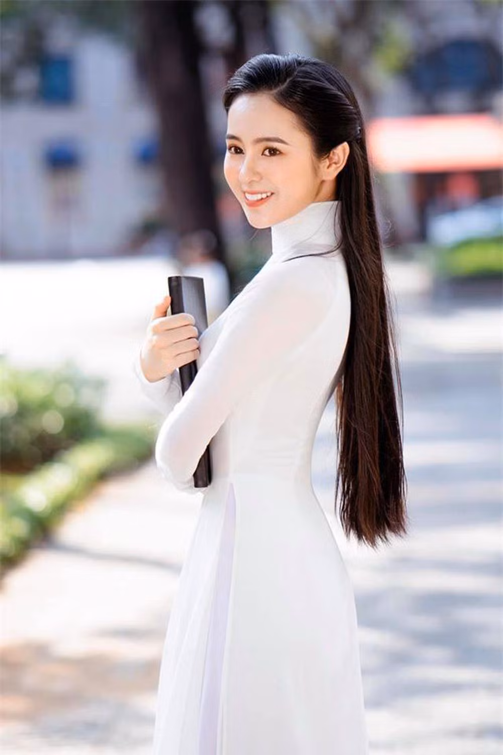 Mới năm nhất, cô gái khoa Luật đã giành giải Hoa khôi cuộc thi Nét đẹp sinh viên 2019 của trường Đại học Tôn Đức Thắng.