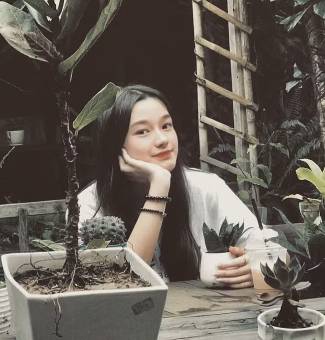 Trang sở hữu một gương mặt xinh đẹp với khuôn mặt Vline, sống mũi cao, nụ cười xinh và đôi mắt biết cười. Không những thế, Trang còn có một chiều cao vô cùng cân đối khiến người đối diện luôn luôn ấn tượng.