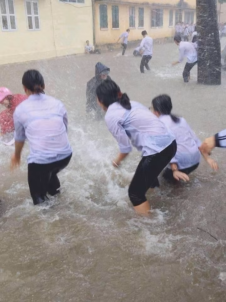 Giữa những ngày mưa bão, cuộc sống của người dân ta đã bị ảnh hưởng vô cùng nghiêm trọng. Hình ảnh dưới đây đã được ghi lại tại một trường học ở miền Trung. Dù bị mưa bão bủa vây, các em vẫn lạc quan đến trường mỗi ngày.