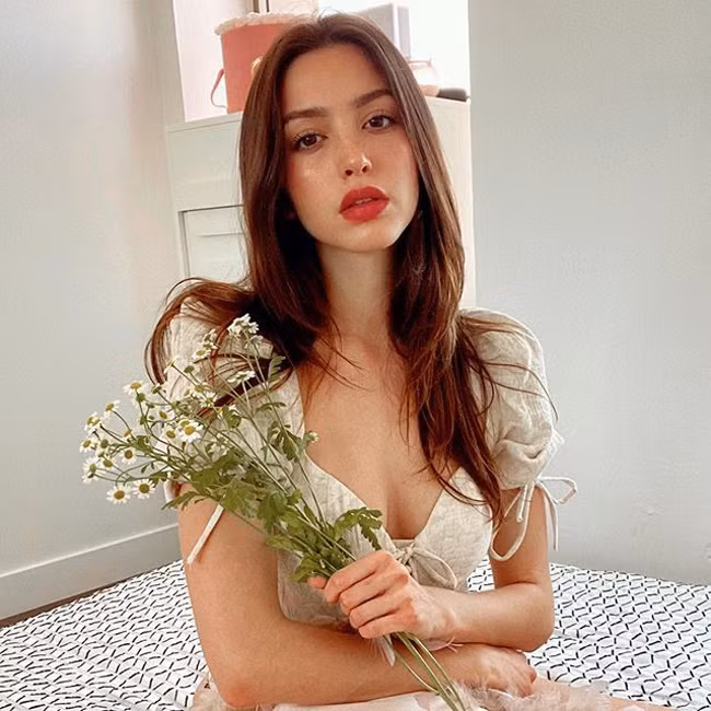 Sau khi được một fanpage chia sẻ, đoạn clip nhanh chóng đạt 5 triệu view cùng hàng trăm nghìn lượt bình luận trầm trồ, xuýt xoa cho nhan sắc "cực phẩm" của Celine Farach.