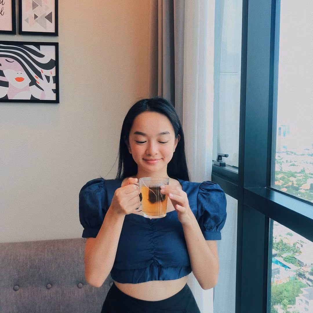 Dù là một người mê nấu ăn nhưng công việc bận rộn, Kaity phải đặt đồ ăn giảm cân qua các app điện tử. "Tôi thường đặt thức ăn từ các cửa hàng healthy food, nơi có những món salad đa dạng được đo sẵn hàm lượng dinh dưỡng. Còn ngũ cốc, yến mạch, mứt bơ đậu phộng,… luôn là những món tôi trữ sẵn ở nhà để cứu đói kịp thời.” - Kaity từng chia sẻ cách cô duy trì chế độ ăn.