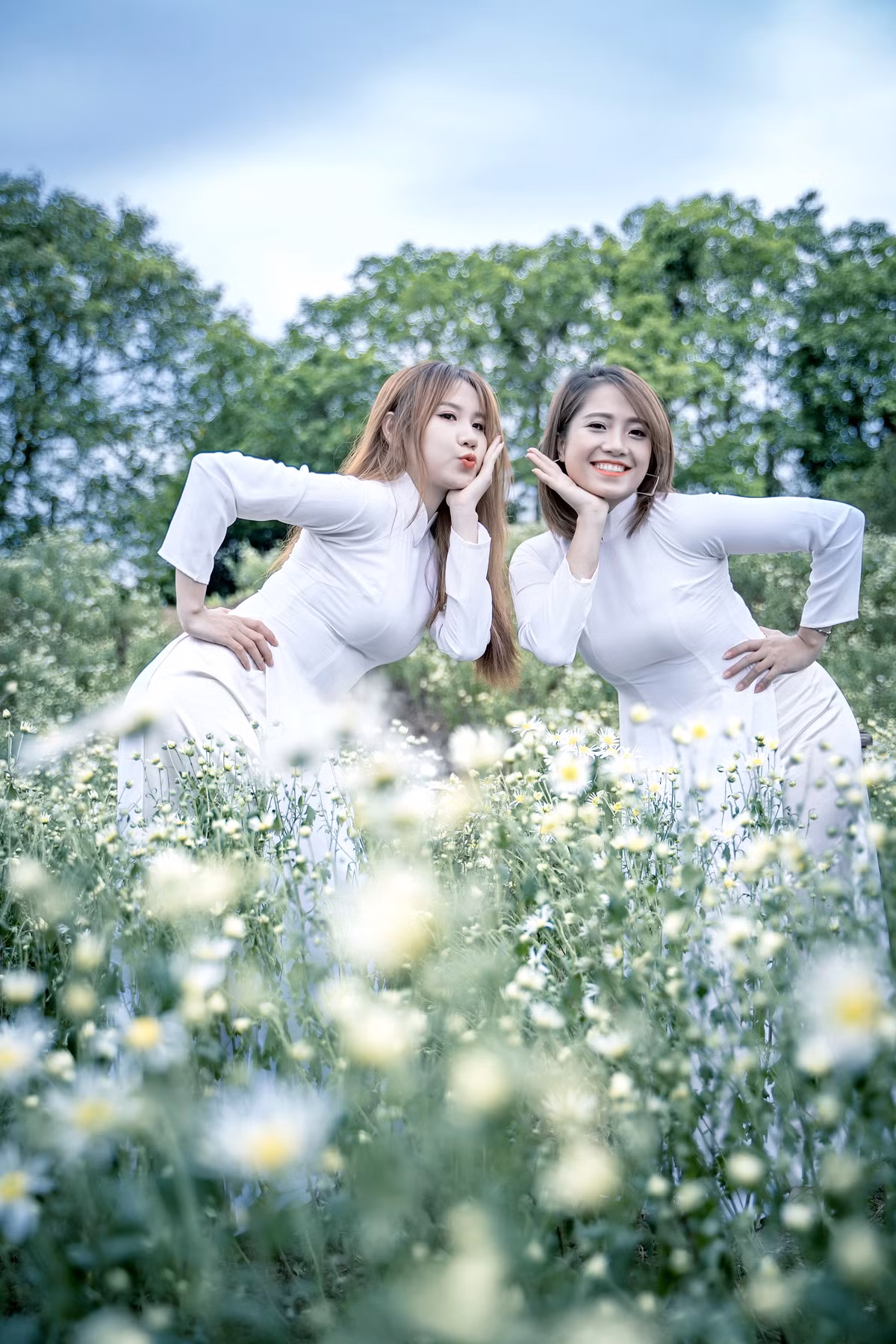 Nhiều cô gái xinh đẹp đã tranh thủ dịp cuối tuần để đến vườn cúc hoạ mi chụp ảnh "sống ảo".