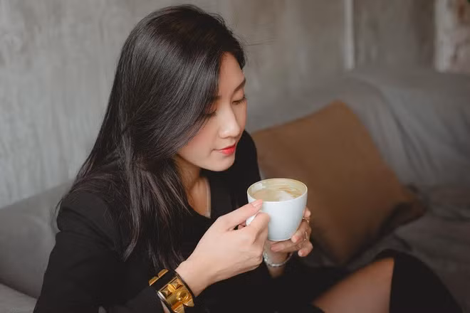 Trong số những bức ảnh hiếm hoi được để ở chế độ công khai, Hà luôn xuất hiện với gương mặt xinh đẹp, đang tập trung cao độ cho công việc yêu thích.