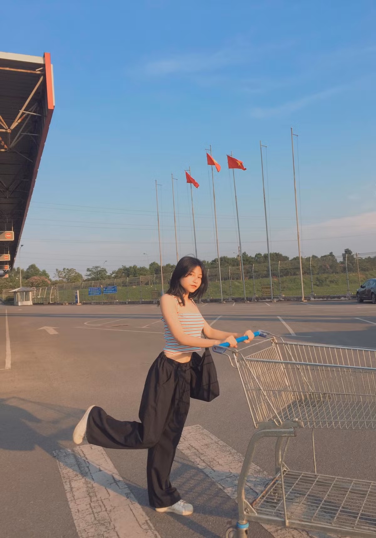 Có được vòng eo con kiến cùng chiều cao nổi bật nên Thúy Hằng thường diện áo ngắn để khoe cơ thể.
