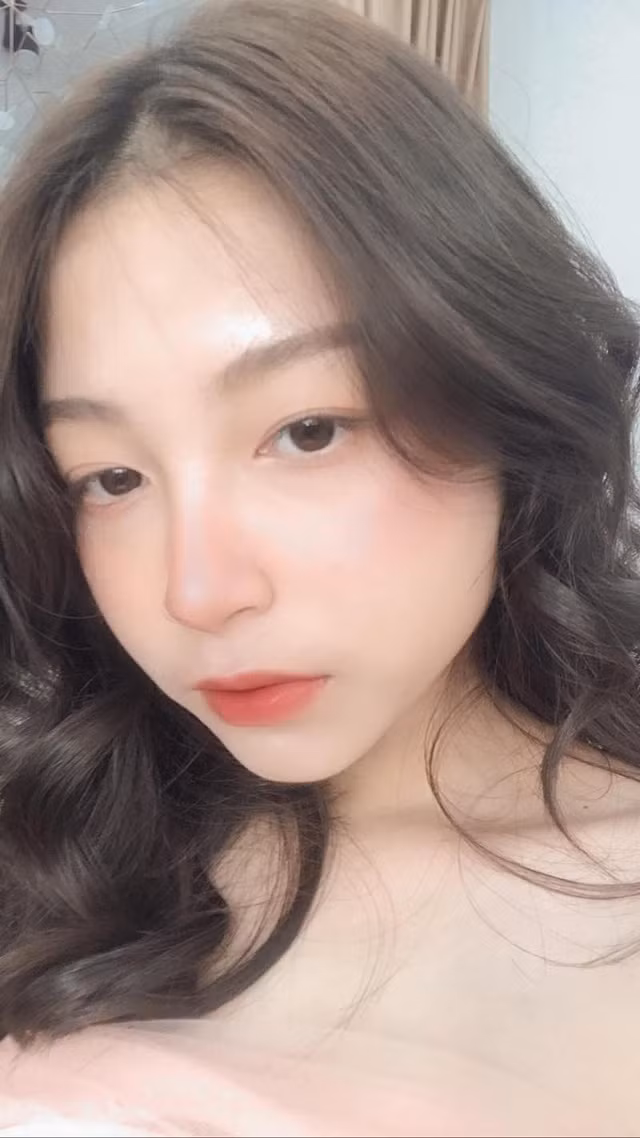 Hằng cho biết nhiệm vụ chính bây giờ của em là học tập, nên em luôn ưu tiên việc học lên hàng đầu.