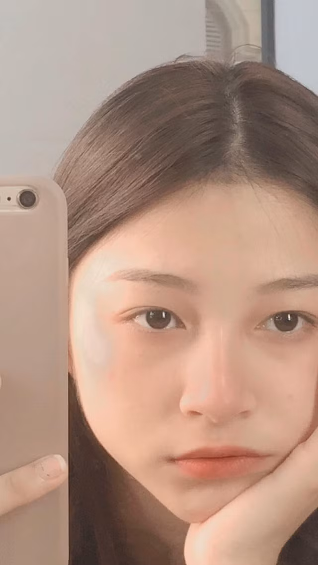 Ngoài ra, khi rảnh rỗi, Hằng làm việc nhà, gặp gỡ bạn bè.
