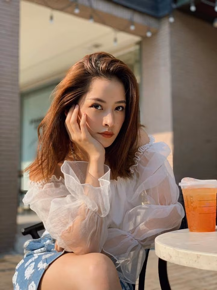 Trước đó không lâu, cô nàng cũng từng "gây bão" mạng xã hội với bodysuit ren xuyên thấu khá dễ gây hiểu lầm bên cạnh hồ bơi.