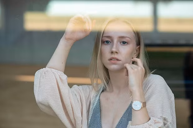 Simoe được đào tạo bộ môn ballet tại Học viện múa Hoàng gia Đan Mạch. Vì thế, mỗi khi trình diễn, vũ đạo uyển chuyển của cô cộng với vẻ ngoài xinh đẹp luôn để lại nhiều dấu ấn cho khán giả.