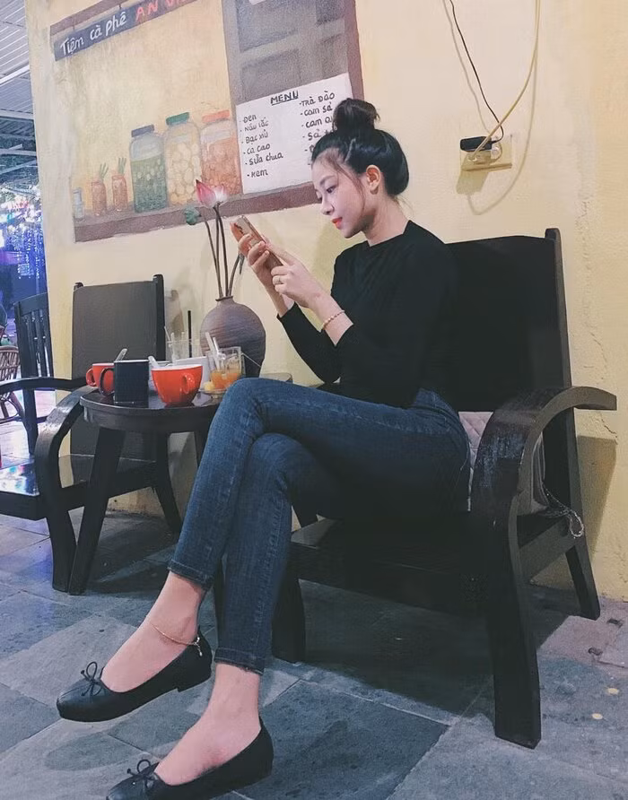 Hết thời gian ở cữ, Nhật Linh chăm chỉ khoe ảnh trên trang cá nhân.