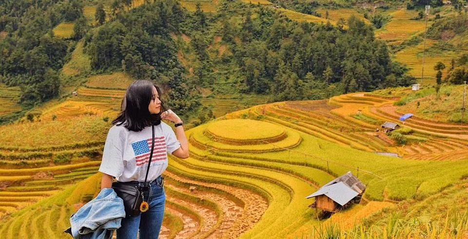 Những thửa ruộng bậc thang trùng điệp cứ mải miết nối tiếp nhau không có điểm dừng đã tạo lên bức tranh tuyệt sắc theo chất riêng biệt của núi rừng Tây Bắc.