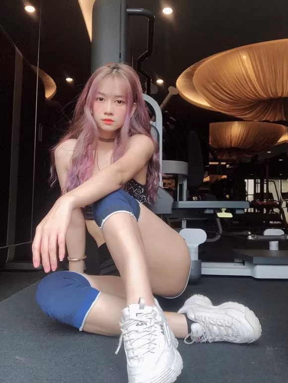 Xuân Anh là gái xinh đã nhận được nhiều sự chú ý trên mạng xã hội trong thời gian gần đây vì vẻ ngoài xinh xắn đặc biệt là thân hình cực kì nóng bỏng.