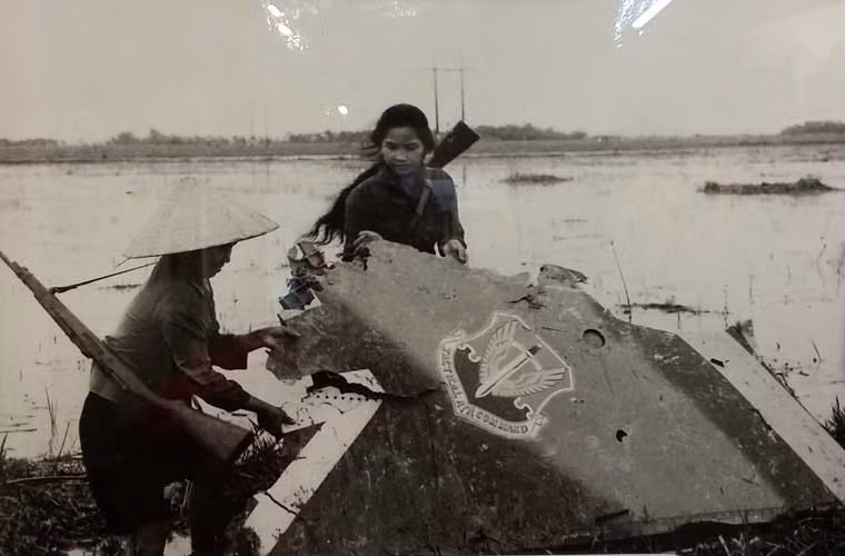 Với những ưu điểm như vậy, người Mỹ tự tin rằng, bộ đội phòng không miền Bắc Việt Nam không có khả năng bắn hạ được máy bay F-111. Tuy nhiên, có lẽ ngay cả cha đẻ của F-111 cũng không thể ngờ rằng vũ khí đặc biệt tối tân, cực kỳ đắt tiền của họ lại bị những thứ vũ khí mà họ xếp vào “cổ lỗ sĩ” hạ gục. Ảnh: Mảnh xác máy bay F-111 bị quân dân Tiến Châu - Yên Lãng - Vĩnh Phúc bắn hạ ngày 17/10/1972 - Nguồn: Tư liệu.