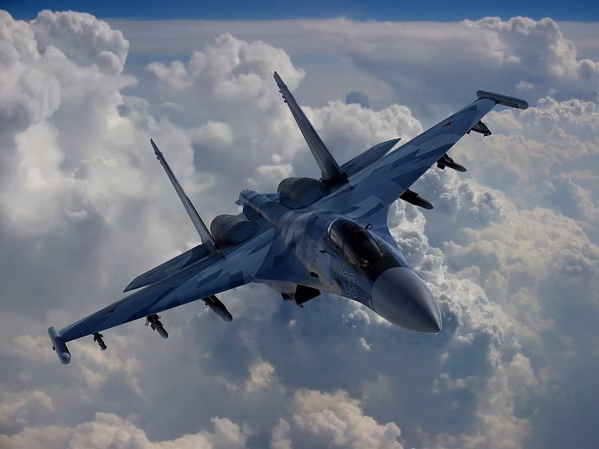 Trong khi đó, không quân chiến lược Nga có khoảng 138 máy bay ném bom tầm xa, thuộc 3 loại Tu-160, Tu-95, Tu-22. Ảnh: máy bay chiến đấu đa năng tiên tiến thế hệ 4++ Su 35 của Nga.