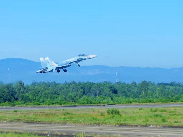 Tiêm kích chiếm ưu thế trên không Su-27SK của Trung đoàn 925 hùng dũng cất cánh.