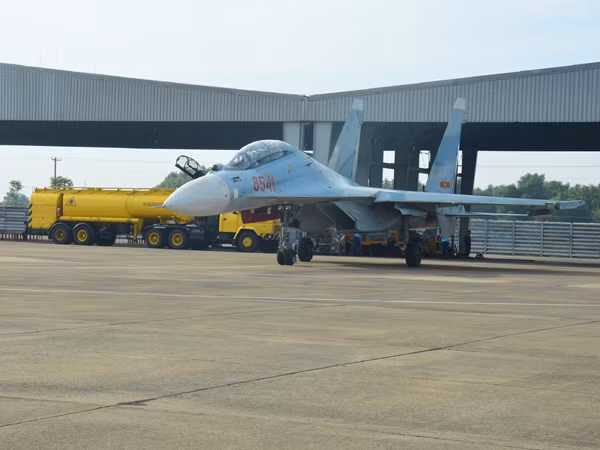 Máy bay Su-30, số hiệu 8541 của Trung đoàn 935, lăn bánh ra đường băng.