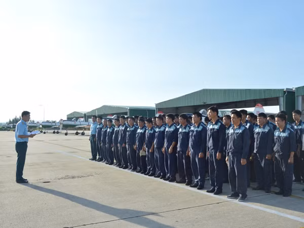 Còn vào sáng 28/9, Trung đoàn 920 (Trường Sĩ quan Không quân) cũng đã tổ chức ban bay cán bộ trên các máy bay huấn luyện Yak-52. Ảnh: Thành phần kỹ thuật giao nhiệm vụ trước ngày bay.