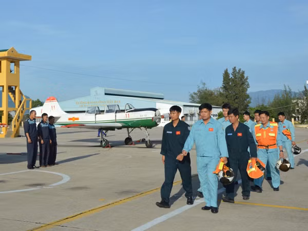 Do làm tốt công tác chuẩn bị và hợp đồng chặt chẽ với các đơn vị bạn nên ban bay đã hoàn thành 100% kế hoạch, với 16 lần chuyến, bảo đảm an toàn tuyệt đối. Kết quả này sẽ là động lực để cán bộ, giảng viên, học viên phi công của đơn vị tiếp tục phấn đấu hoàn thành tốt nhiệm vụ huấn luyện bay còn lại của của năm 2016. Ảnh: Phi công ra tiếp thu máy bay.