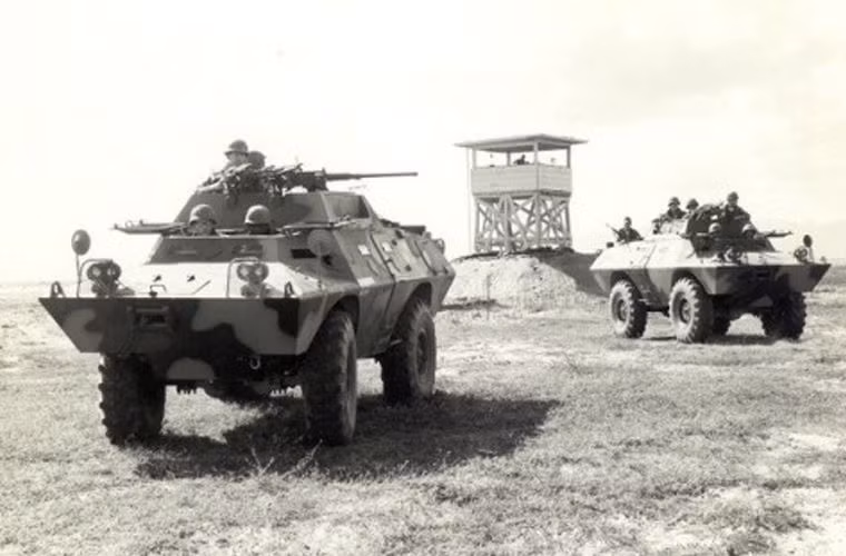 Sau ngày 30/4/1975, nhận thấy sự tiện lợi của loại xe này, Việt Nam cũng ngay lập tức đưa vào biên chế. Những chiếc xe bọc thép trinh sát V-100 Commando đã cùng các chiến sĩ thuộc các đơn vị trinh sát quân khu 9 và quân khu 7, bảo vệ đắc lực biên giới Tây Nam trước sự xâm lấn của Khơ me đỏ.