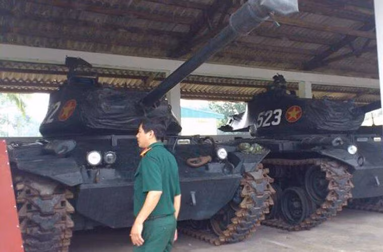 Vào thời điểm năm 1973, có hơn 200 chiếc M41 Walker Bulldog phục vụ trong Binh chủng thiết giáp VNCH. Sau năm 1975, M41 được Quân đội Nhân dân Việt Nam tịch thu làm chiến lợi phẩm và triển khai trong Chiến tranh biên giới Tây Nam 1979 cùng với M48 và thiết vận xa M113.