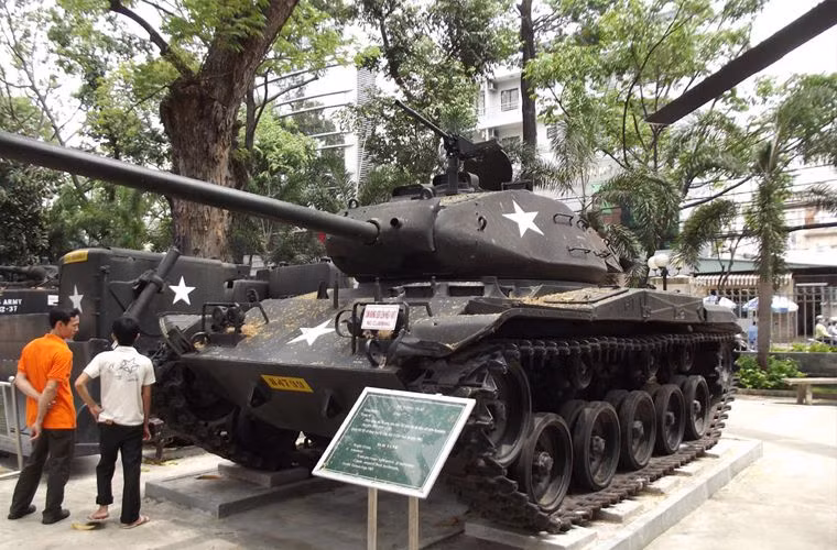Xe có trọng lượng 23,5 tấn; chiều dài thân 5,819 m; rộng 3,2 m; cao 2,71 m; kíp chiến đấu 4 người. Vũ khí trang bị của M41 gồm pháo chính M32 cỡ 76 mm cùng với 1 súng máy đồng trục 7,62 mm và 1 súng máy hạng nặng 12,7 mm bố trí trên nóc tháp pháo.