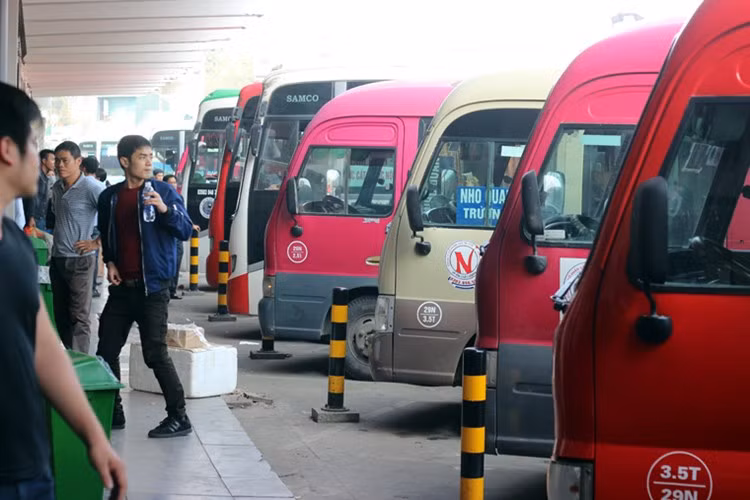 Thực hiện công điện của Thủ tướng Chính phủ về việc phục vụ nhu cầu đi lại của nhân dân và bảo đảm trật tự an toàn giao thông trong dịp nghỉ lễ 30/4 và 1/5/2017, UBND TP Hà Nội đã yêu cầu các sở, ban, ngành, UBND các quận, huyện, thị xã và các đơn vị liên quan thực hiện nghiêm chỉnh một số nhiệm vụ trọng tâm. Đặc biệt, Sở Giao thông vận tải chủ trì, phối hợp với Tổng Công ty Vận tải Hà Nội có phương án tăng cường bảo đảm an toàn và chất lượng dịch vụ vận tải hành khách công cộng, chất lượng phương tiện để đáp ứng tốt nhất nhu cầu vận tải trong đợt cao điểm. Sở GTVT Hà Nội, Công an TP Hà Nội chỉ đạo lực lượng Thanh tra giao thông vận tải, CSGT đường bộ, đường sắt, CSGT đường thủy... thành lập các tổ công tác liên ngành lưu động, duy trì lực lượng 24/24h để tuần tra, kiếm soát, bảo đảm trật tự an toàn giao thông tại các tuyến đường.