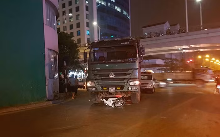 Vụ tai nạn thương tâm xe tải cán qua người cô gái xảy ra vào khoảng 21h ngày 25/4, tại ngã tư phố Liễu Giai - Đào Tấn (quận Ba Đình, Hà Nội).