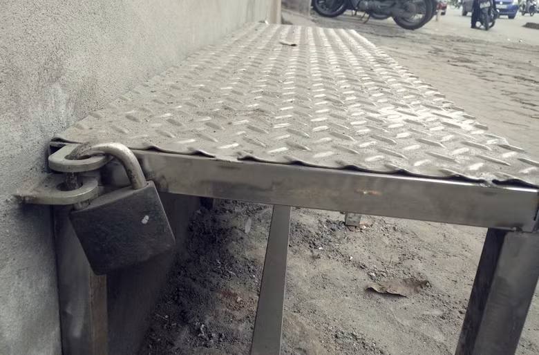 Trong khi đó, một số hộ khác lại tự thiết kế bậc thềm bằng sắt, khóa cố định để vào nhà dễ dàng. Tuy nhiên, bậc thềm sắt vẫn lấn chiếm vỉa hè.