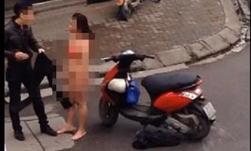 Cô gái không ngại cởi đồ cãi nhau với bạn trai ngay trên phố Nguyễn An Ninh, Hà Nội. Chứng kiến cảnh tượng "xưa nay hiếm" trên đường phố Việt, nhiều người phải "ngã ngửa" vì ngạc nhiên.
