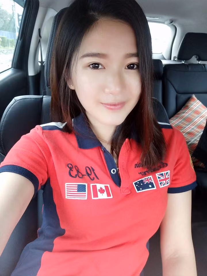 Nơi làm việc của nữ cảnh sát xinh đẹp cũng chưa được xác định. Tuy nhiên, dựa vào tấm bảng thông báo trong một bức hình mà cô khoe lên mạng, dân mạng dự đoán cô đang là nhân viên tại một trụ sở cảnh sát ở Kuala Lumpur. Ảnh: Facebook.