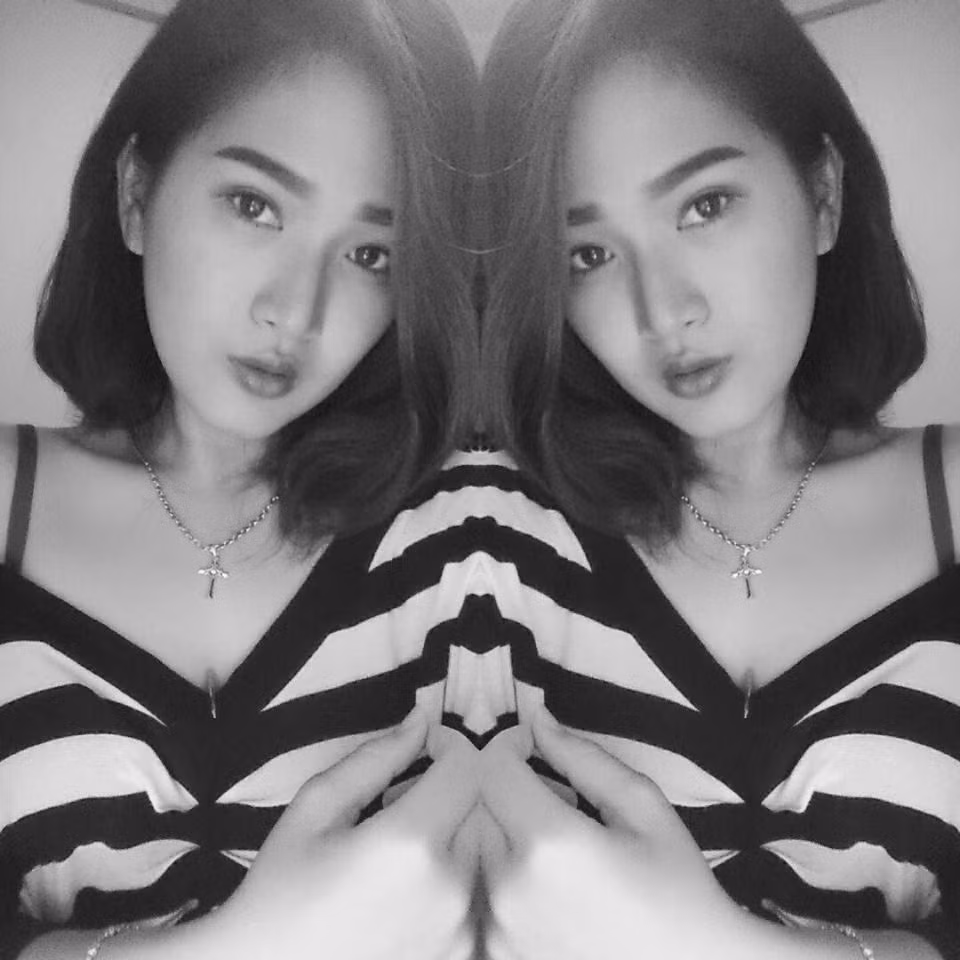 Với gương mặt nhỏ nhắn xinh đẹp cùng làn da trắng mịn không tỳ vết, hot girl cảnh sát thu hút người đối diện ngay từ cái nhìn đầu tiên. Ảnh: Facebook.