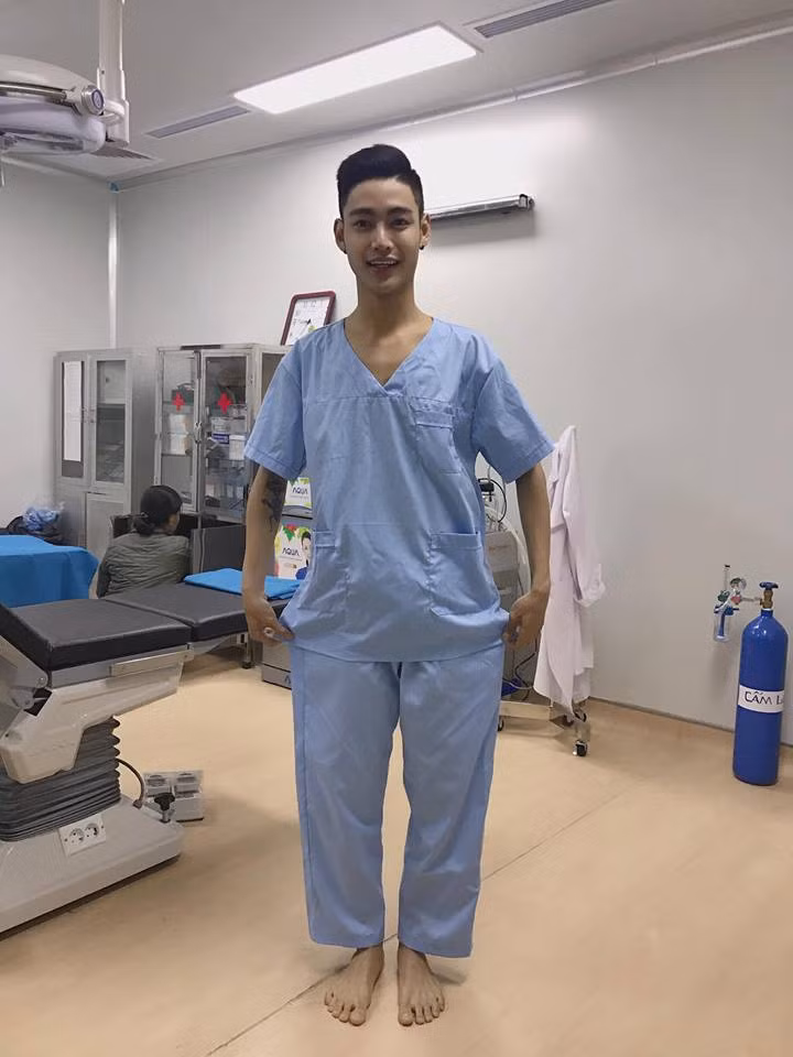 Khả Hiếu kể thêm: "Lần thứ 4 là tiêm gọn hàm: tiêm mỗi bên cơ nhai 3 phát, tiêm rất nhói và buốt và giật giật mỏi hết cả cơ nhai. Về kiêng ăn, nhai đồ cứng, dai. Mất khoảng 1 tháng mặt nhỏ lại thấy cũng ổn.