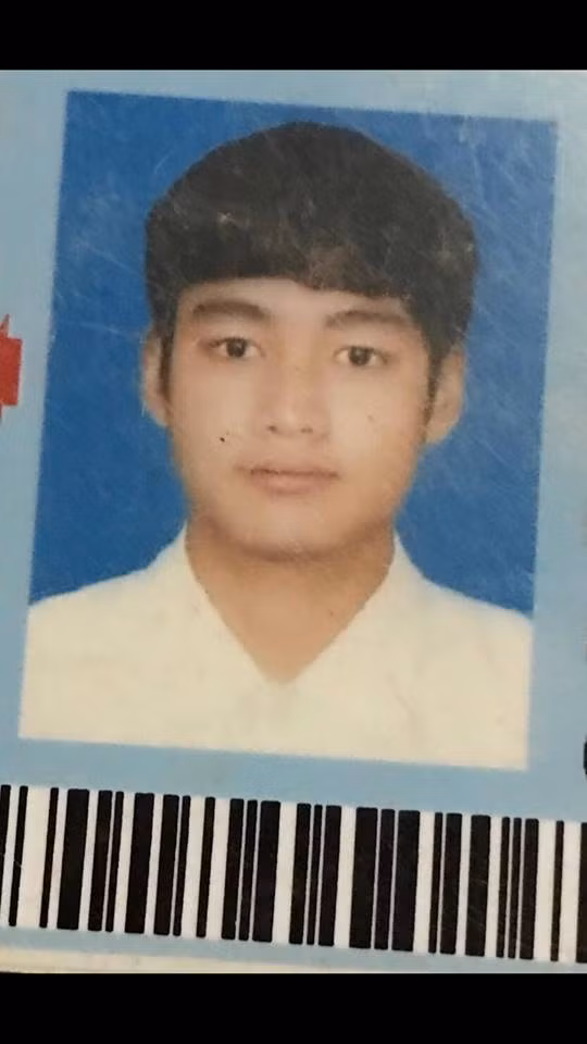 Mới đây, chàng trai gây xôn xao mạng ngày nào còn gây sốc hơn nữa khi công khai quá trình phẫu thuật thẩm mỹ đầy đau đớn để có được vẻ đẹp "chuẩn hot boy" như hiện tại. Chia sẻ về động lực quyết tâm "tút tát" lại nhan sắc, Chu Khả Hiếu cho biết: "Trước kia mình rất tự ti về bản thân và ngại giao tiếp. Mình tự thu bé lại vì hay bị chê là "mặt lệch, răng hô ". Mình rất buồn trước những lời nói đó nên đã quyết tâm tìm đến phẫu thuật thẩm mỹ...".