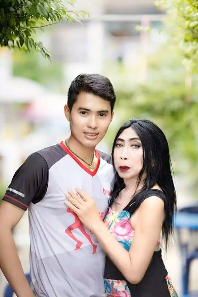 Trong khi mọi người đang không ngừng đặt câu hỏi thì "bà già Thái Lan" lại tiếp tục gây sốc khi tung loạt ảnh tình tứ bên một người bạn trai khác còn trẻ đẹp hơn người trước.