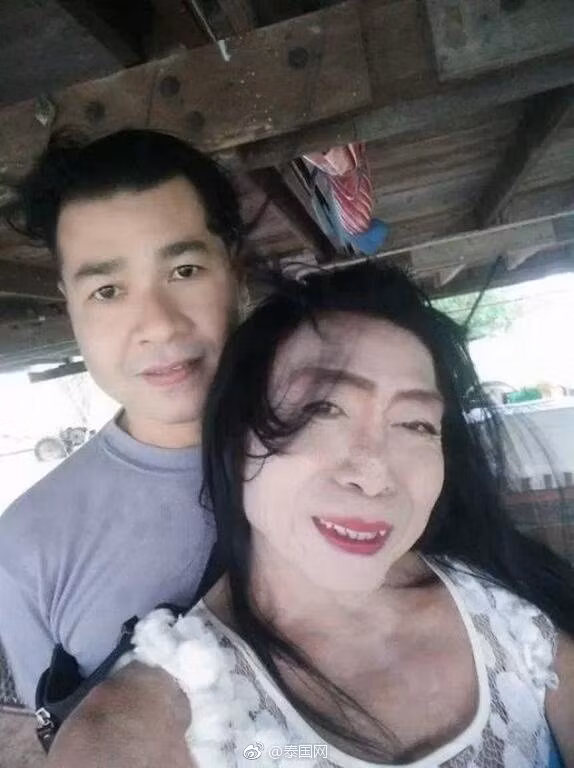 Trong nhiều bức ảnh, người tình của bà Sitang còn trông chỉ đáng tuổi con của bà già hot nhất Thái Lan này.