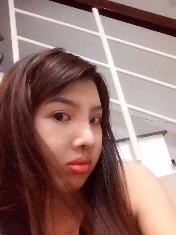 Hôm qua (2/4), Kim Phượng chia sẻ: "Em phẫu thuật thẩm mỹ đến hôm nay là được 21 ngày. Lúc chưa phẫu thuật mẹ mình vẫn bảo: 'Con "xinh" rồi, phẫu thuật làm gì cho hại người với hại sức khỏe, rồi sau về già lại biến chứng. Mình trả lời mẹ rằng: 'Con xấu suốt bao nhiêu năm nay rồi, bây giờ con muốn thay đổi muốn sống khác mẹ ạ'".