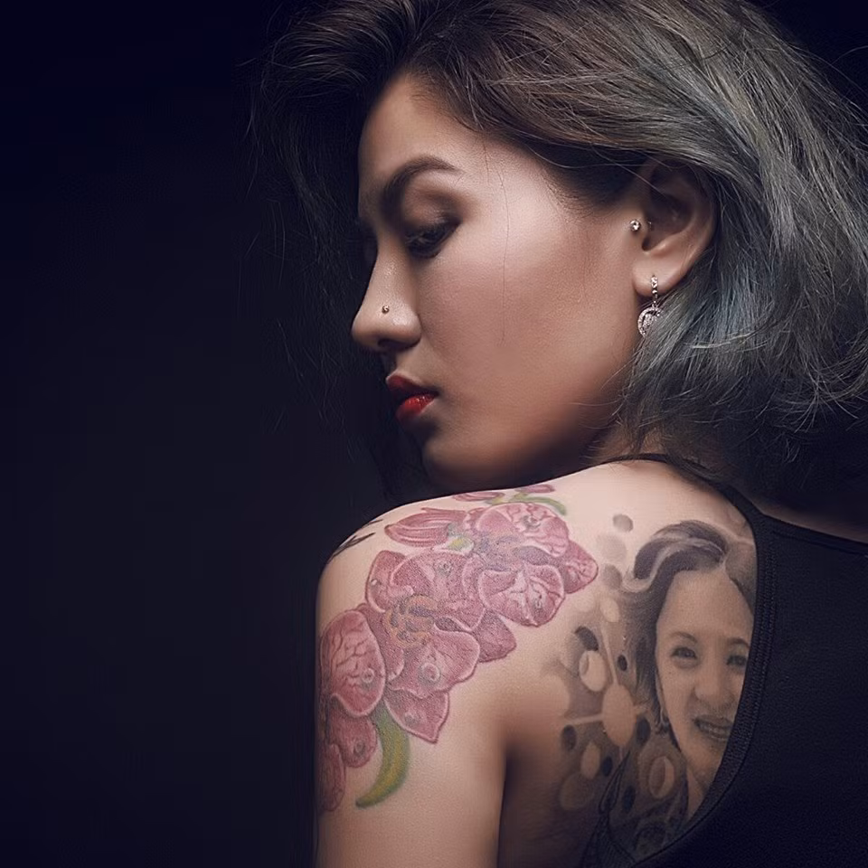 Cô dâu Nguyễn Mỹ Linh (SN 1987) gây chú ý hơn cả khi sở hữu hình xăm kín lưng. Hai năm trước, Mỹ Linh từng gây sốt trong cộng đồng mạng nhờ hình xăm chân dung mẹ mình trên lưng.