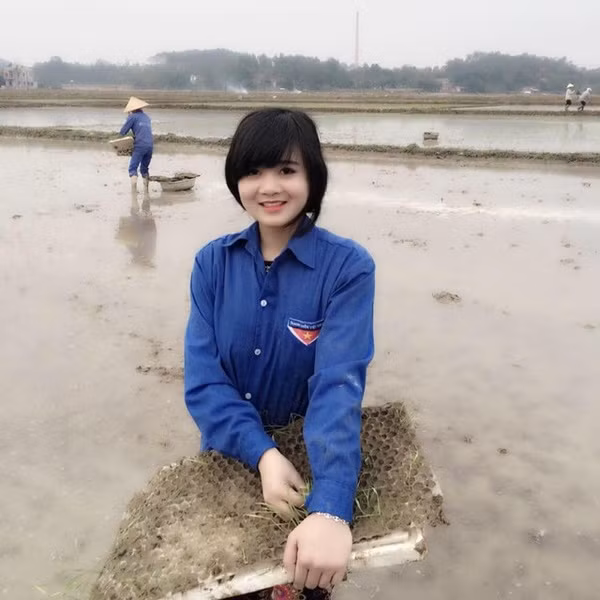 Những hot girl cấy lúa, làm ruộng gây xôn xao nhất trên mạng - Hình 3 Nhung hot girl cay lua, lam ruong gay xon xao nhat tren mang-Hinh-3