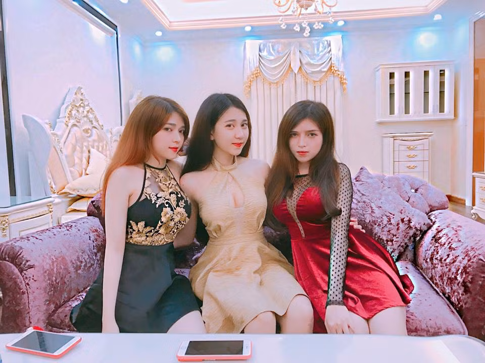 Trước bình luận cho rằng ba cô gái xuất thân trong một gia đình khá giả, đều học rất giỏi và theo nghiệp người mẫu, Ý Nhi thẳng thắn khẳng định những thông tin lan truyền là thiếu chính xác. Hai chị sinh đôi của Ý Nhi là Thanh Tuyền và Thanh Giang đã tốt nghiệp đại học và đang theo đuổi công việc kinh doanh riêng.